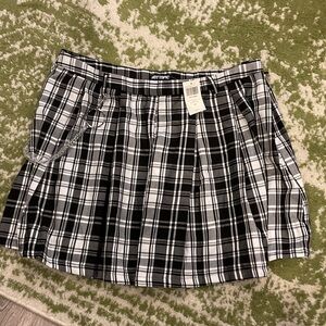 Hot Topic Black and White Plaid Pleated Mini Skirt with Chain